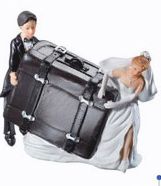 Svadobná figúrka Manželia ťahajúci kufor